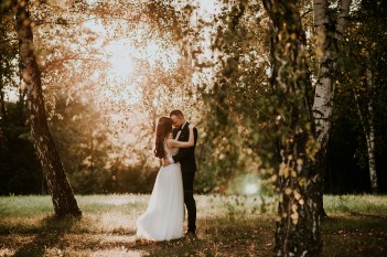 Sesja nad stawem o zachodzie słońca